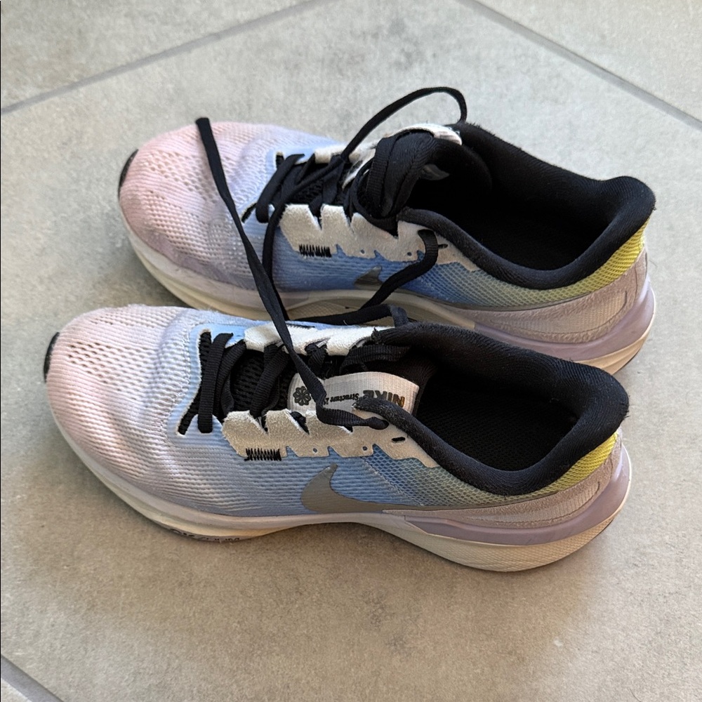 Nike women’s structure 25
